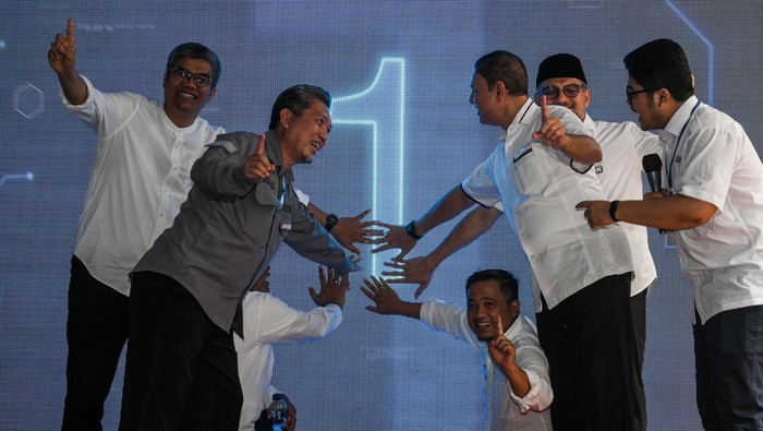 Timnas Luncurkan Aplikasi AMIN App dan Aminajadulu Relawan pejuang perubahan mengaktifkan aplikasi saat konsolidasi pejuang perubahan dan grand launching aplikasi AMIN di markas pemenangan AMIN, Jakarta, Sabtu (6/1/2024). Aplikasi tersebut dibuat untuk mendapatkan informasi mengenai komunitas dan kegiatan-kegiatan jelang Pemilu 2024 terkait pasangan calon presiden Anies Baswedan dan calon wakil presiden Muhaimin Iskandar.
ANTARA FOTO/SULTHONY HASANUDDIN/nz