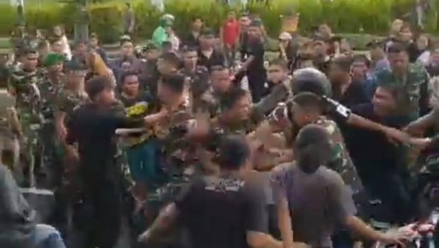 TNI bentrok dengan rombongan pengiring jenazah di Manado gegara knalpot brong (tangkapan layar)