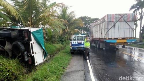Truk beras terbalik di Jalan Denpasar-Gilimanuk, di Kecamatan Selemadeg, Tabanan, Bali.