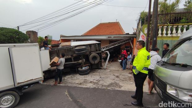 Truk tidak kuat menanjak, akhirnya tabrak pagar rumah orang di Semarang, Sabtu (6/1/2024).