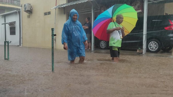 Wali Kota Semarang Hevearita Gunaryanti Rahayu segera merespons dengan cepat laporan banjir yang menggenangi Perumahan Jatisari Asri BSB Mijen, Sabtu (6/1).