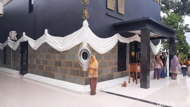 Warga berdatangan melihat bangunan masjid berbentuk ka'bah di Jepara, Rabu (3/1/2024).