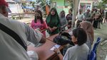 Warga Bogor Antre Demi Sembako Murah di Pasar Cibinong