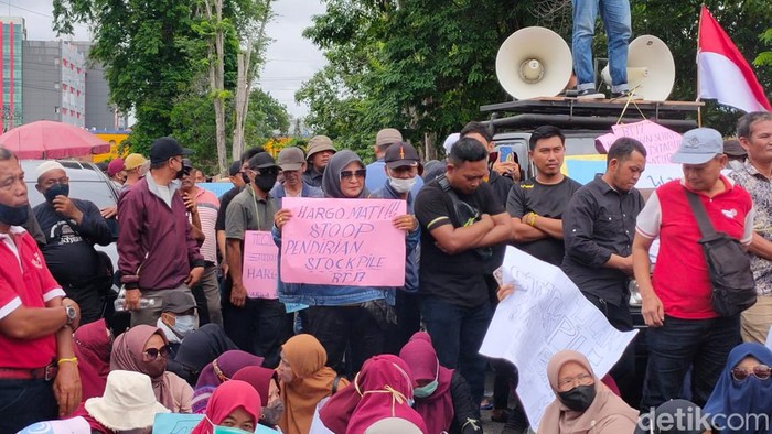 Warga Jambi unjuk rasa minta pembangunan stockpile batu bara dibatalkan.