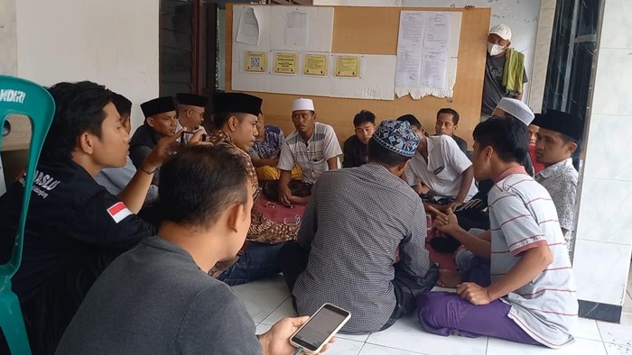 Warga memprotes pengumuman hasil seleksi KPPS di Sampang.