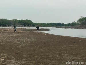 Menikmati Akhir Pekan di Pantai Arnavat, Wisata Alam Baru di Demak