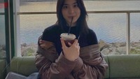 Bukti lain bahwa Zee JKT48 merupakan pecinta es teh. Zee JKT48 tampak menikmati es teh di sebuah kafe yang menawarkan pemandangan laut. Foto: Instagram @jkt48.zee
