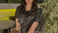 Alih-alih kopi, Zee JKT48 lebih memilih teh. Dalam beberapa kali momen nongkrong di kafe, ia kerap memesan menu es teh. Foto: Instagram @jkt48.zee