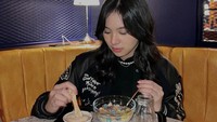 Rupanya, perempuan kelahiran 16 Mei 2004 ini sangat menyukai makanan manis. Seperti pada momen ini, ia menikmati sereal dengan susu dan es krim. Foto: Instagram @jkt48.zee