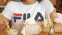Terakhir ada momen jadulnya saat menikmati kentang goreng. Posenya ini sukses mencuri perhatian netizen. Foto: Instagram @jkt48.zee