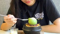 Saking cintanya dengan es krim, ia sampai memesan satu scoop es krim matcha untuk menu patbingsoo yang ia pesan. Foto: Instagram @jkt48.zee