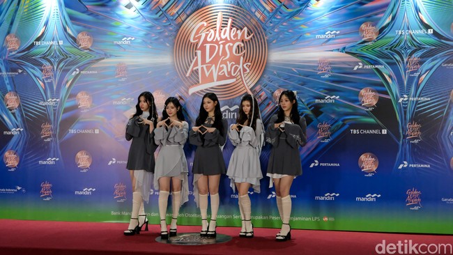 Teriakan penggemar KPop tak kalah gempar saat personel NewJeans berjalan melewati red carpet. Minji, Hanni, Danielle, Haerin, dan Hyein tampil mengenakan flowy dress bernuansa abu-abu dengan dekorasi pita pada rambutnya. Serupa dengan outfit mereka dalam video klip Cool with You.Foto: dok. Andhika Prasetia/detikcom