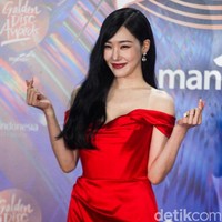 Sementara itu, Tiffany Young SNSD yang menjadi presenter Golden Disc Awards 2024 tampil standout dalam balutan gaun berwarna merah. Rambut panjangnya dibiarkan terurai. Tiffany Young SNSD terlihat bak real life princess di red carpet.Foto: dok. Andhika Prasetia/detikcom