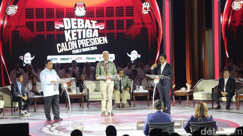 Capres saling adu gagasan dalam segmen ketiga debat Capres 2024. Begini momennya.