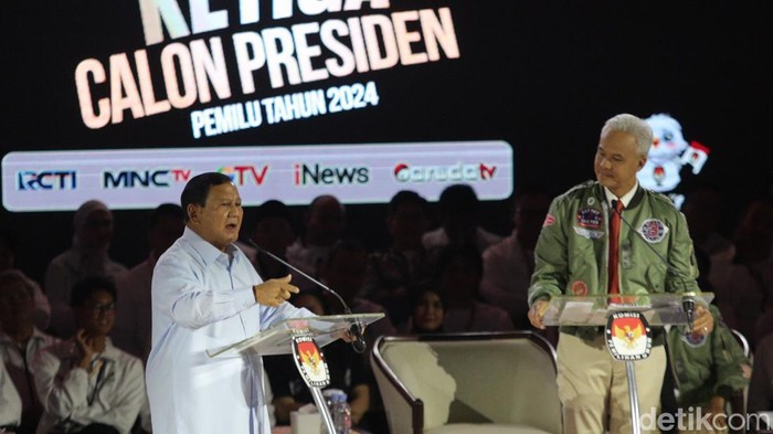 Capres saling adu gagasan dalam segmen ketiga debat Capres 2024. Begini momennya.