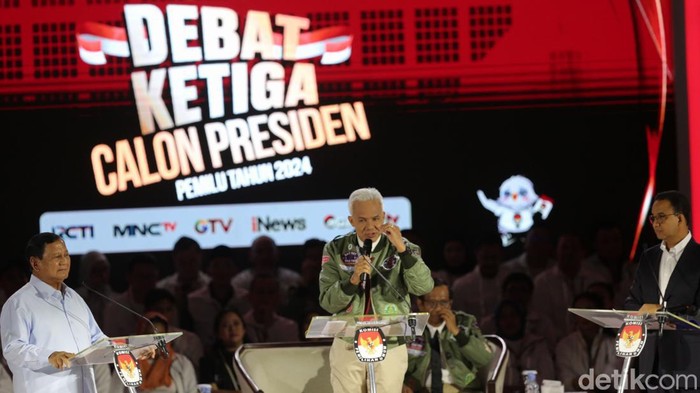 Capres saling adu gagasan dalam segmen ketiga debat Capres 2024. Begini momennya.