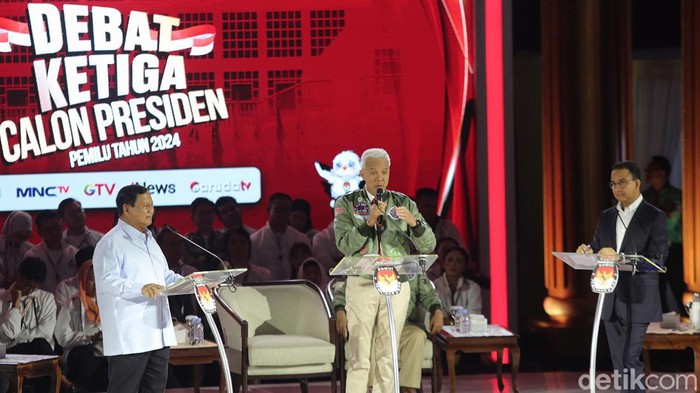 Capres saling adu gagasan dalam segmen ketiga debat Capres 2024. Begini momennya.