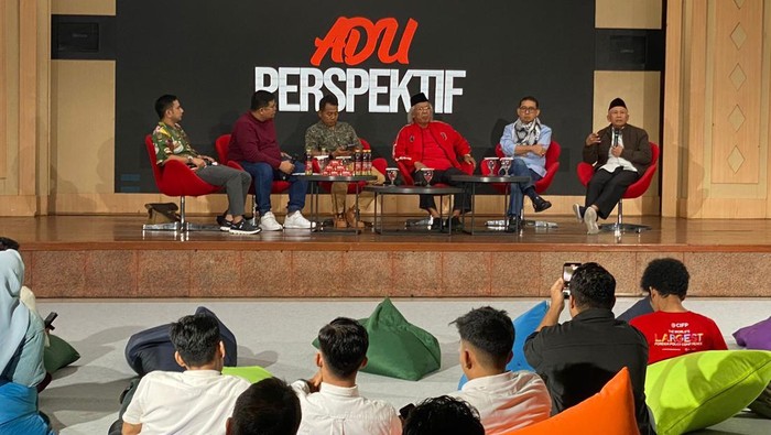 Adu Perspektif spesial debat Pilpres 2024 yang diselenggarakan detikcom dan Total Politik di gedung Kemenpora, Minggu (7/1/2024).