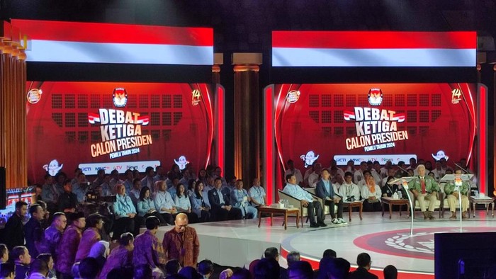 Ketua Umum (Ketum) Partai Demokrat (PD) Agus Harimurti Yudhoyono (AHY) menghadiri debat ketiga Pilpres 2024. AHY duduk tepat di belakang capres nomor urut 2 Prabowo Subianto.