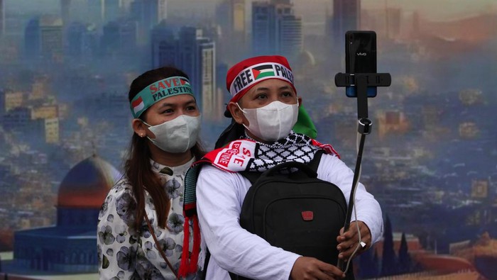 Warga berswafoto saat mengikuti Munajat Kemerdekaan Palestina di Surabaya, Jawa Timur, Minggu (7/1/2024). Kegiatan yang dihadiri ratusan orang yang digelar oleh Aliansi Rakyat Bela Palestina tersebut dilakukan sebagai bentuk solidaritas dan kepedulian terhadap rakyat Palestina yang mengalami penderitaan akibat serangan militer Israel. ANTARA FOTO/Didik Suhartono/aww.