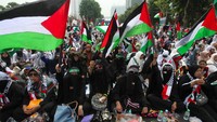 Warga mengikuti Munajat Kemerdekaan Palestina di Surabaya, Jawa Timur, Minggu (7/1/2024).