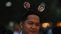 Pendukung menggunakan bando bergambar Capres-Cawapres Prabowo Subianto dan Gibran Rakabuming Raka pada debat ketiga Pilpres 2024 di Istora Senayan, Jakarta, Minggu (7/1/2024).