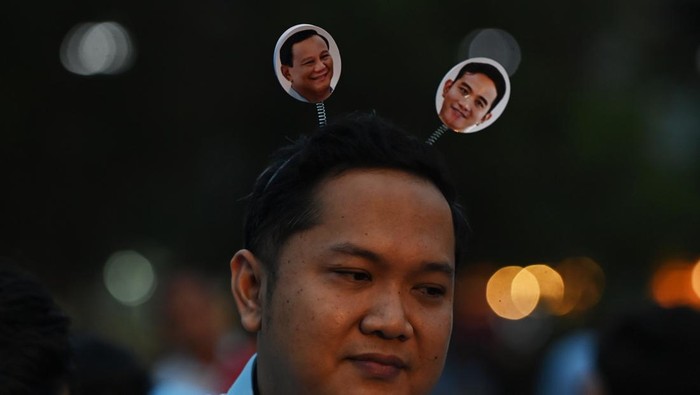 Aksi pendukung debat ketiga Pilpres Sejumlah pendukung Capres-cawapres nomor urut satu Anies Baswedan dan Muhaimin Iskandar melaksanakan Shalat Maghrib di depan lokasi debat ketiga Pilpres 2024 di Istora Senayan, Jakarta, Minggu (7/1/2024). Debat kali ini bertemakan pertahanan, keamanan, hubungan internasional, globalisasi, geopolitik, dan politik luar negeri. ANTARA FOTO/Fakhri Hermansyah/foc.