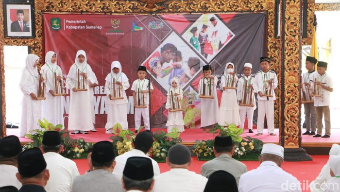 Anak yatim bermain musik angklung pada Festival kreasi Anak Yatim di Pendopo Keraton Sumenep