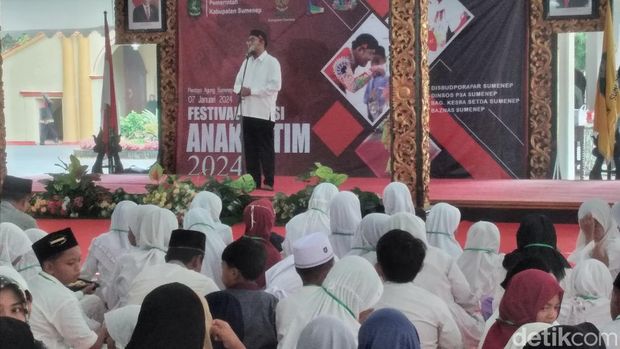 Anak yatim bermain musik angklung pada Festival kreasi Anak Yatim di Pendopo Keraton Sumenep