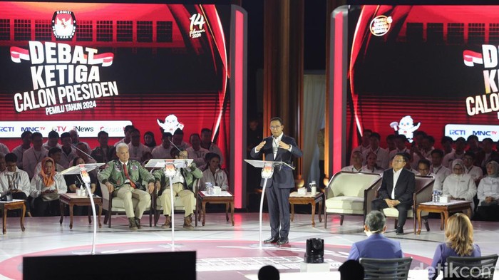 Anies Memulai Debat Capres Ketiga dengan Sindiran Keras
