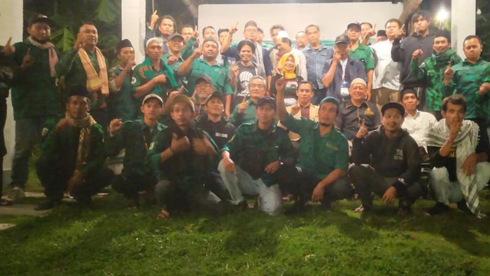 Ketua Tim Pemenangan Daerah AMIN Bantul sekaligus Bupati Bantul bersama perwakilan 14 laskar PPP saat deklarasi dukungan untuk pasangan AMIN pada pilpres 2024. Foto diungga Minggu 7 Januari 2024.