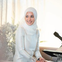 “Untuk look ini, butuh satu bulan untuk mempersiapkannya. Kami harus menunggu dulu kain tenun Brunei tiba. Kainnya ditenun dengan sangat indah, menggunakan benang emas dan perak,” kata Teh Firdaus kepada Harper’s Bazaar Malaysia. Ia menambahkan, Anisha secara khusus meminta desain yang sederhana dan berpotongan bersih. (Foto: Dok. Instagram @muash.portfolio)