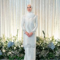 Rangkaian royal wedding Brunei kemudian berlanjut dengan Khatam Alquran. Ia memilih terusan bersiluet baju kurung tenun berwarna keperakan nan elegan rancangan desainer Malaysia Teh Firdaus untuk seremoni sakral tersebut. Hijab senada melengkapi gayanya. (Foto: Dok. Instagram @muash.portfolio)