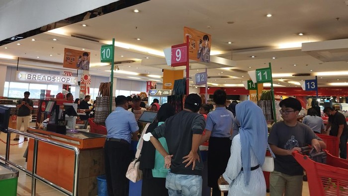 Antrean Pengunjung di Area Kasir Transmart Cempaka Putih