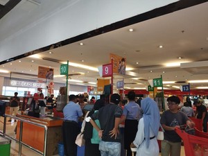 Wanita Ini Girang Hemat Besar Belanja Bulanan di Transmart Full Day Sale