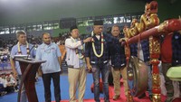 Sekretaris Tim Kampanye Nasional (TKN) Prabowo-Gibran, Nusron Wahid bersama Ketua Umum DPP Partai Prima Agus Jabo Priyono dan jajaran pimpinan Partai Prima saat menghadiri Apel Siaga Petugas Posko Pemenangan di Gor Bulungan, Jakarta, Minggu (7/1/2024).
