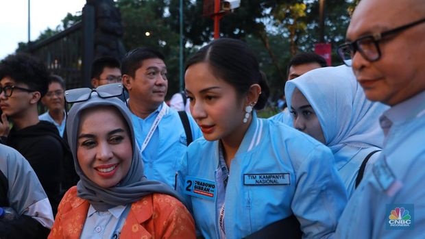 Artis Kirana Larasati pendukung Capres No urut 2, Prabowo- Gibran saat tiba di Istora Senayan, Jakarta, Minggu, (7/1). (վ/Muhammad Sabki)