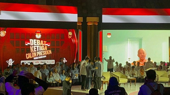 Menteri Investasi/Kepala BKPM Bahlil Lahadalia menghampiri capres nomor urut 2 Prabowo Subianto saat debat Pilpres 2024 ketiga. Momen itu terjadi saat jeda segmen kelima.
