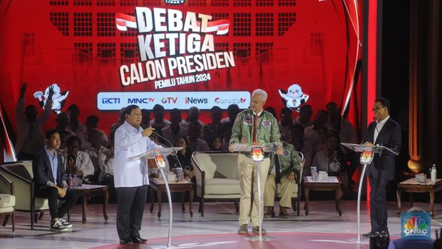 Bakal calon Presiden (Capres) Prabowo Subianto nomor urut 2, saat menyampaikan visi dan misi dalam debat ketiga yang digelar di Istora Senayan, kompleks Gelora Bung Karno (GBK) pada Minggu (7/1/2024). (CNBC Indonesia/Faisal Rahman)