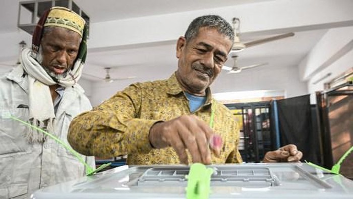A man votes in Bangladeshs general election in Dhaka on January 7, 2024. (Photo by INDRANIL MUKHERJEE / AFP)
