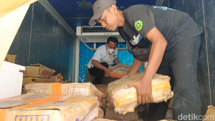 Bantuan ikan untuk korban gempa Sumedang.