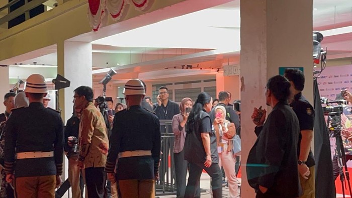 Ketua DPR RI sekaligus Ketua DPP PDIP Puan Maharani tiba di Istora Senayan, Jakarta Pusat. Puan hadir langsung untuk menonton debat ketiga Pilpres 2024.
