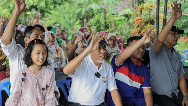 Caleg DPR RI Sri Purnomo bersama para petani di Sleman barat, Minggu (7/1/2024).
