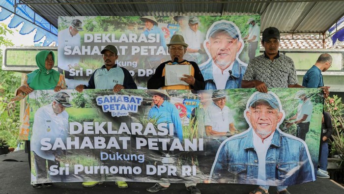 Caleg DPR RI Sri Purnomo bersama para petani di Sleman barat, Minggu (7/1/2024).
