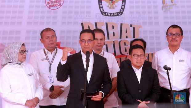 Capres dan cawapres nomor urut 1 Anies Baswedan-Muhaimin Iskandar saat preskon di lokasi debat capres di Istora Senayan, Jakarta, Minggu (7/1/2024). Debat ketiga Pilpres 2024 yang diikuti oleh ketiga kandidat calon presiden tersebut bertema pertahanan, keamanan, geopolitik, hubungan internasional dan politik luar negeri. (CNBC Indonesia/Muhammad Sabki)
