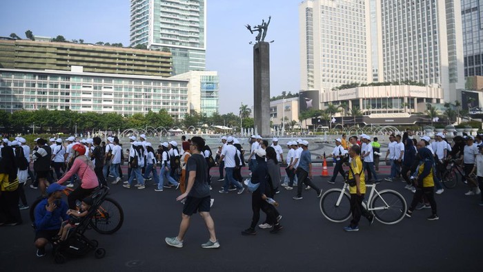 Warga berolahraga saat hari bebas kendaraan atau Car Free Day (CFD) di Jakarta, Minggu (7/1/2024). Pada hari bebas kendaraan pertama tahun 2024, area CFD dipenuhi warga untuk beraktivitas dan berolahraga. ANTARA FOTO/Akbar Nugroho Gumay/aww.