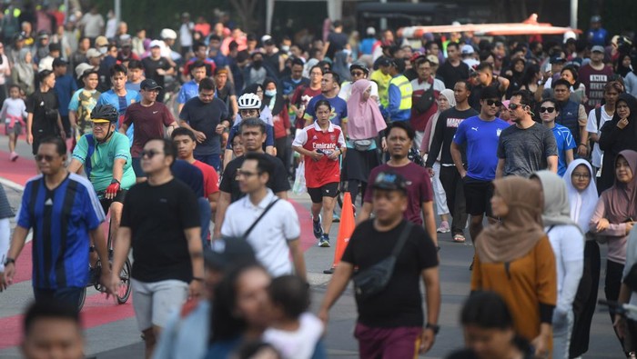 Car Free Day pertama tahun 2024 di Jakarta Warga berolahraga saat hari bebas kendaraan atau Car Free Day (CFD) di Jakarta, Minggu (7/1/2024). Pada hari bebas kendaraan pertama tahun 2024, area CFD dipenuhi warga untuk beraktivitas dan berolahraga. ANTARA FOTO/Akbar Nugroho Gumay/aww.