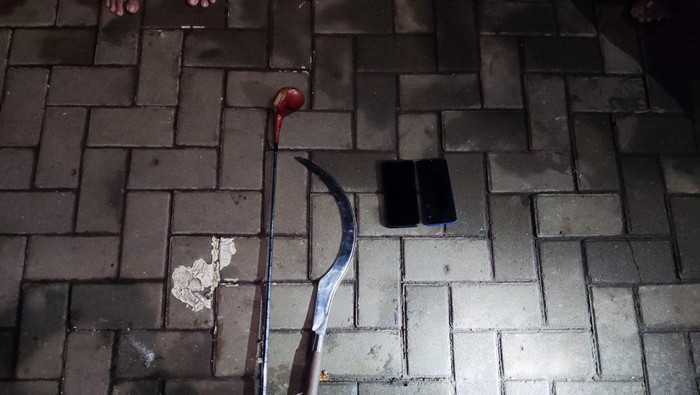 Celurit dan stik golf yang digunakan remaja untuk tawuran di Pasar Minggu, Jakarta Selatan.