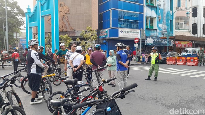 Wakil Wali Kota Solo, Teguh Prakosa bersama jajaran Pemkot Solo memantau penggunaan zona 1 sampai 4 yang sebelumnya steril pedagang, Minggu (5/1/2024).