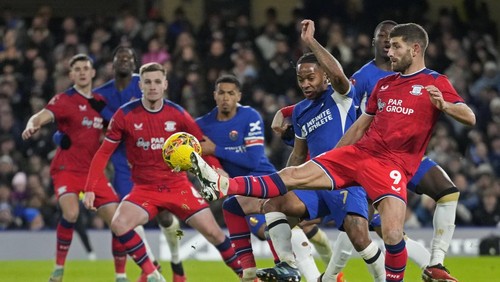 Prestons Ched Evans, right, and Chelseas Raheem Sterling, second right, vie for the ball during the English FA Cup soccer match between Chelsea and Preston North End at Stamford Bridge stadium in London, Saturday, Jan. 6, 2024. (AP Photo/Kirsty Wigglesworth)